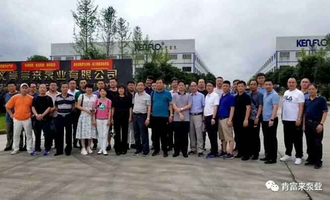 与会人员在遵义珠海夏涛租赁服务有限公司有限公司大门口合影留念